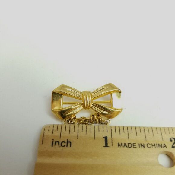Vintage Little Bow Shaped Bow Brooch with Chain Detail, Gold Tone Lapel Pin - Picture 4 of 6